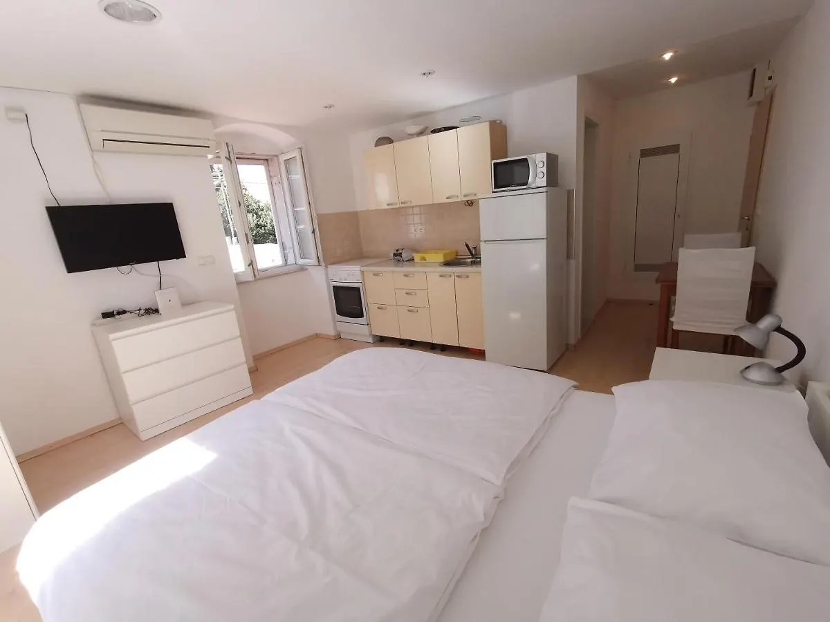Modern Studio In A Superb Location Split