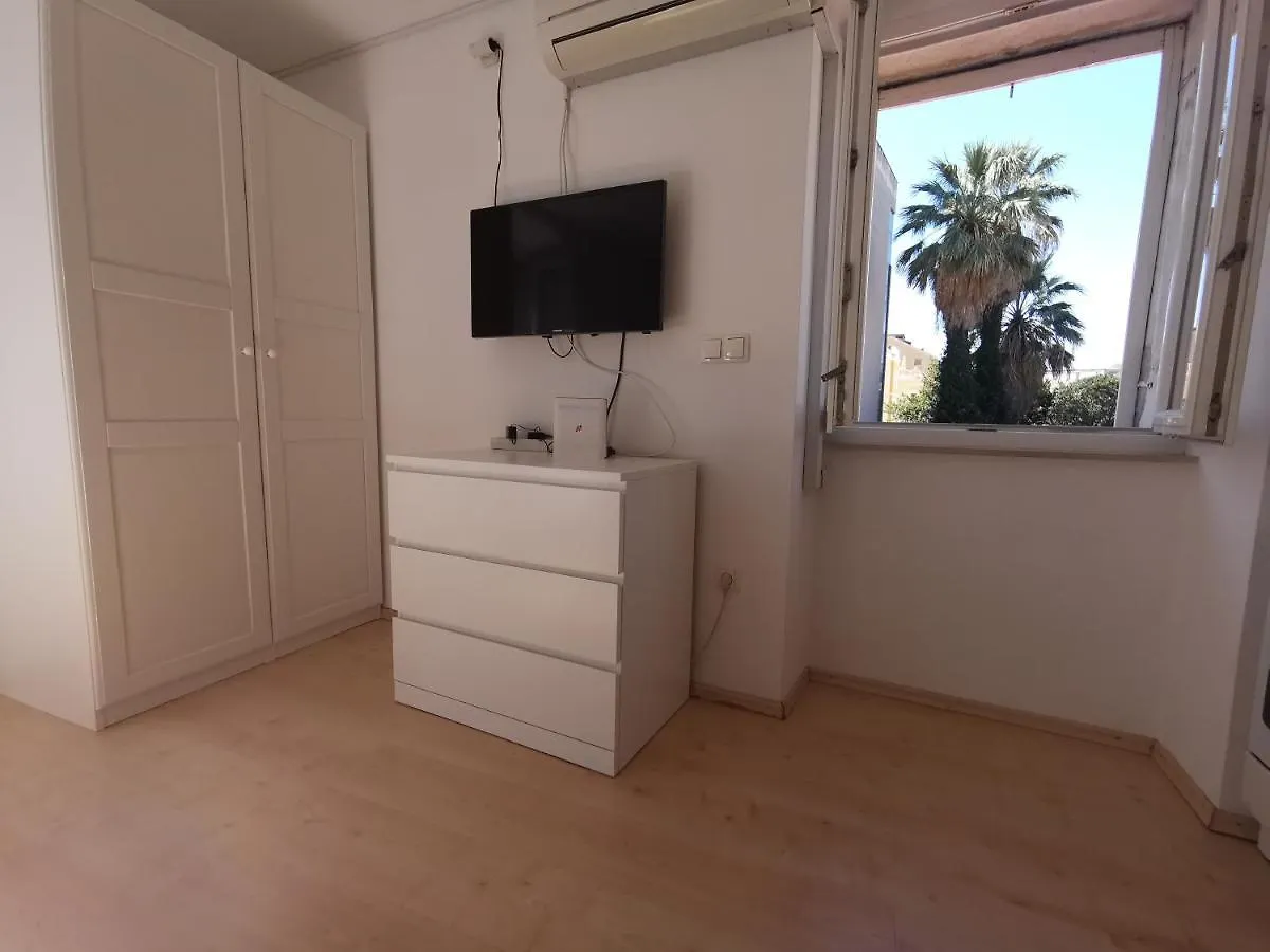 Modern Studio In A Superb Location Split Apartment